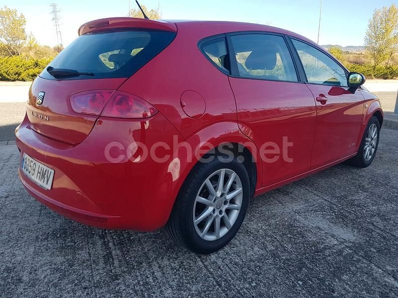 Usado Seat Leon Reference 105 CV (77 kW) 2012 Rojo Berlina