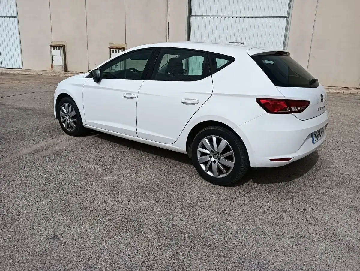 Usado Seat Leon Style 105 CV (77 kW) 2013 Blanco