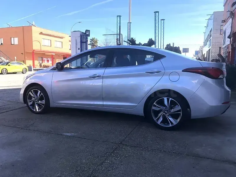 Usado Hyundai Elantra 132 CV (97 kW) 2014 Gris / plata Berlina