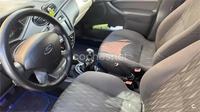Usado Ford Focus Trend 115 CV (84 kW) 2004 Gris / plata Berlina