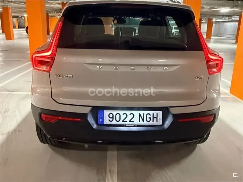 Usado Volvo XC40 Plus 163 CV (119 kW) 2025 Gris / plata SUV