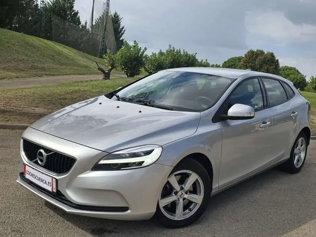 Usado Volvo V40 122 CV (89 kW) 2019 Gris Utilitario