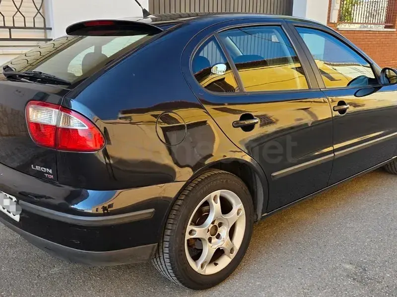 Usado Seat Leon Sport 130 CV (95 kW) 2004 Negro Utilitario