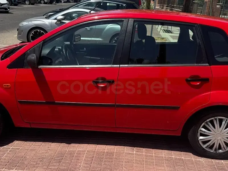 Usado Ford Fiesta Trend 80 CV (58 kW) 2004 Rojo Utilitario