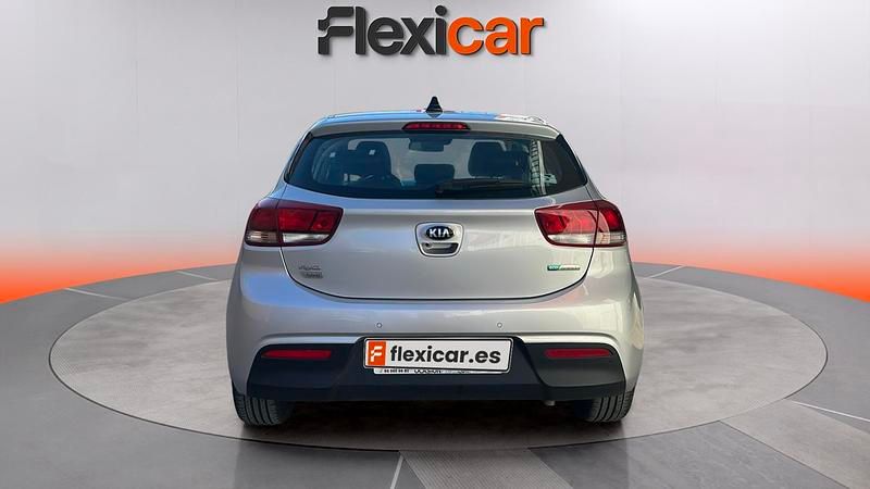 Usado Kia Rio 120 CV (88 kW) 2021 Gris Berlina