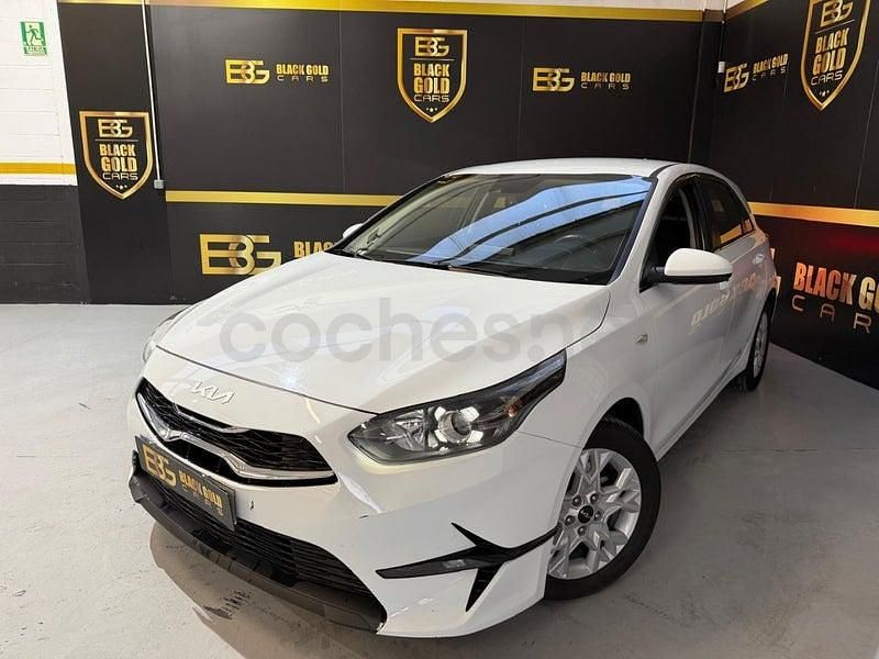 Używany Kia Ceed 120 KM (88 kW) 2024 Biały Hatchback