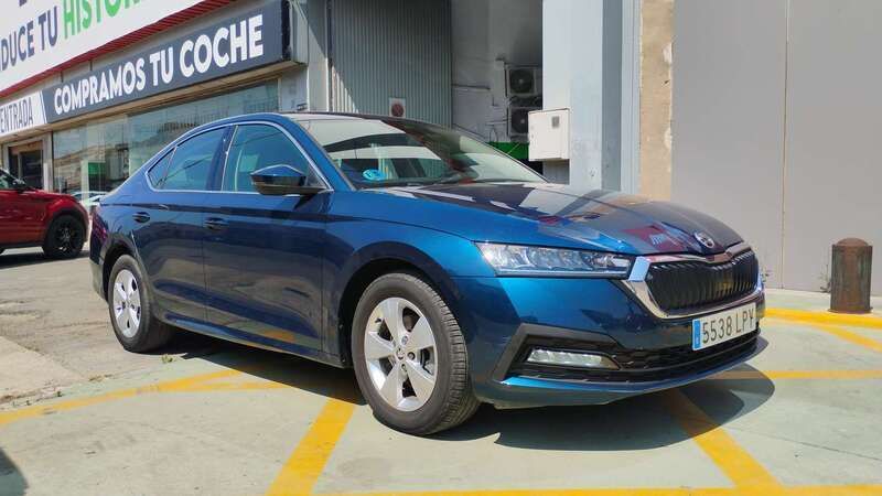 Azul Usado 2021 Skoda Octavia Ambition Utilitario | 18.990 € (Precio justo) - Imagen 1/4
