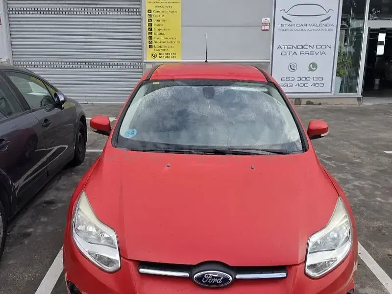 Usado Ford Focus Trend 100 CV (73 kW) 2013 Rojo Berlina