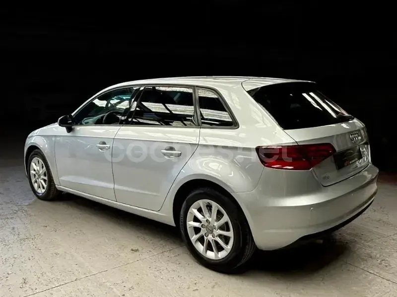 Usado Audi A3 Ambition 105 CV (77 kW) 2014 Gris / plata Berlina