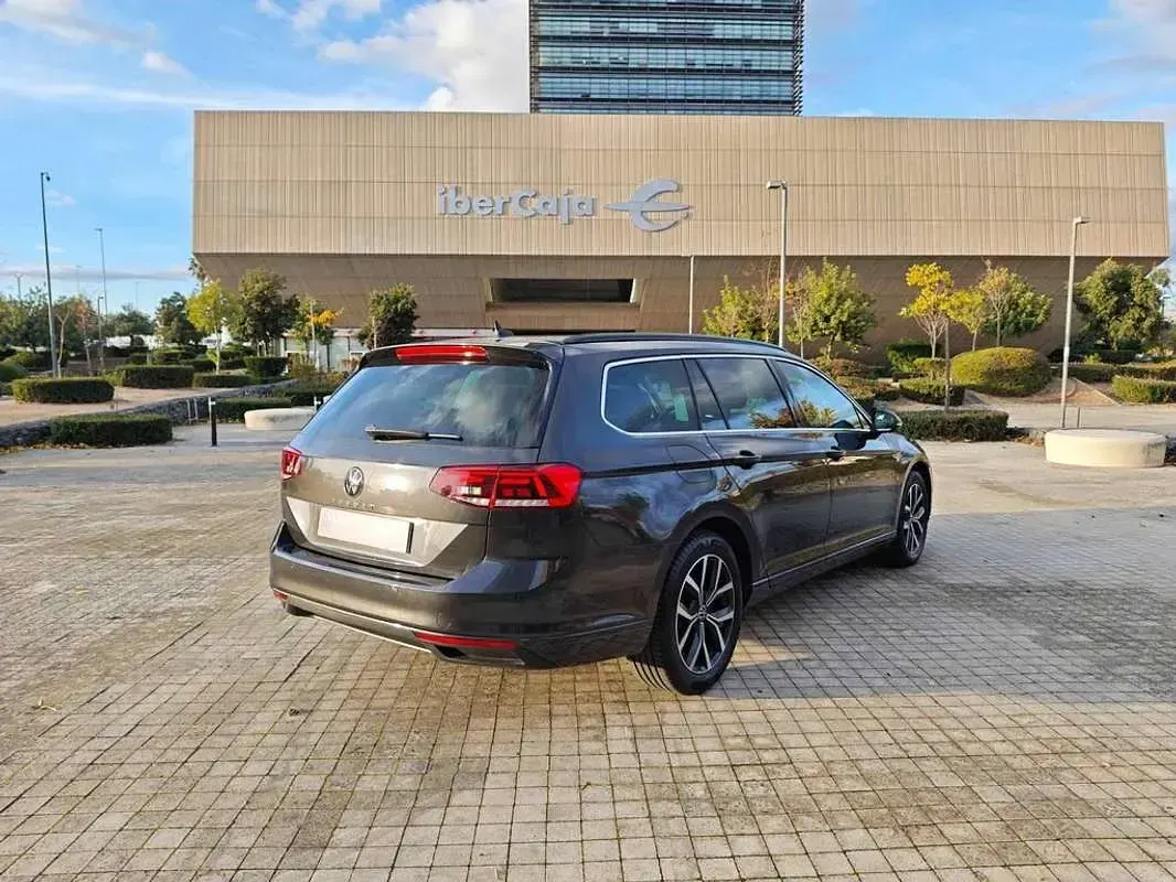 Usado VW Passat Executive 150 CV (110 kW) 2022 Gris Familiar