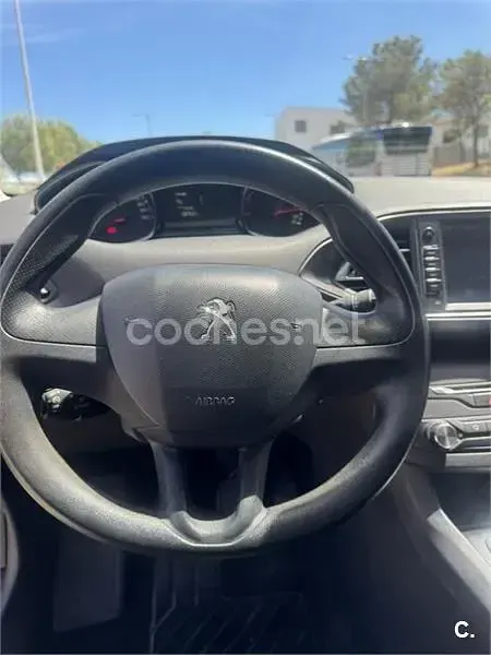 Usado Peugeot 308 Access 100 CV (73 kW) 2016 Gris / plata Berlina