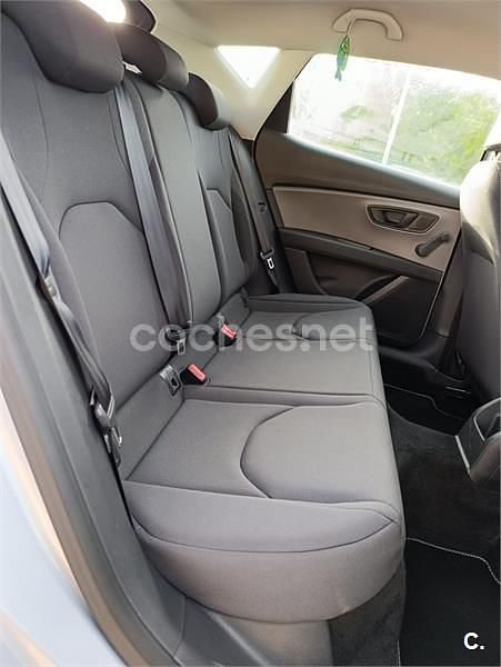 Usado Seat Leon Reference 115 CV (84 kW) 2018 Gris / plata Berlina