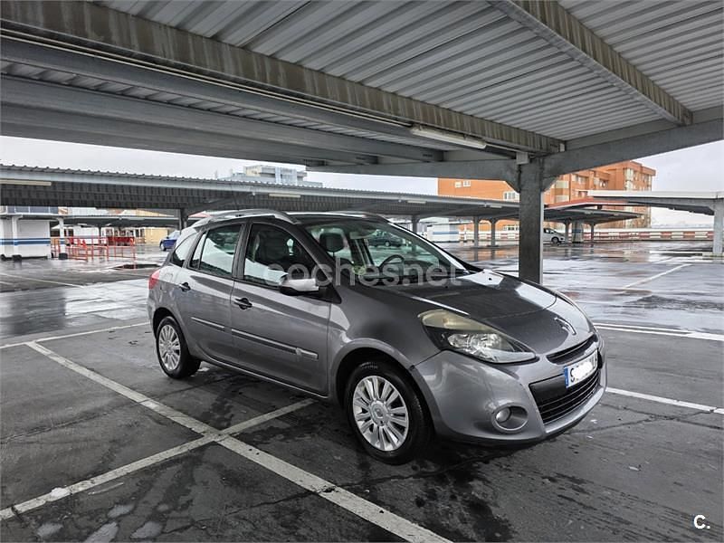 Usado Renault Clio GrandTour Dynamique 90 CV (66 kW) 2012 Gris / plata Familiar