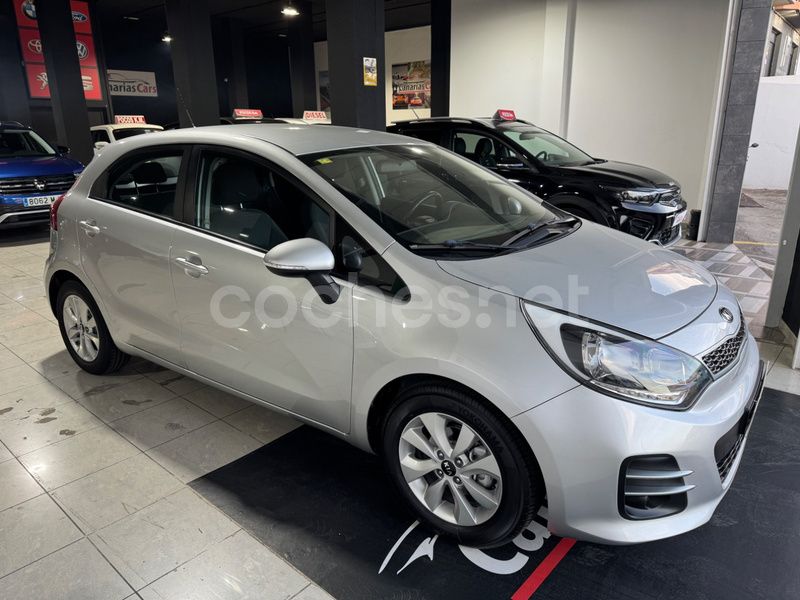 Usado Kia Rio 84 CV (61 kW) 2017 Gris / plata Berlina