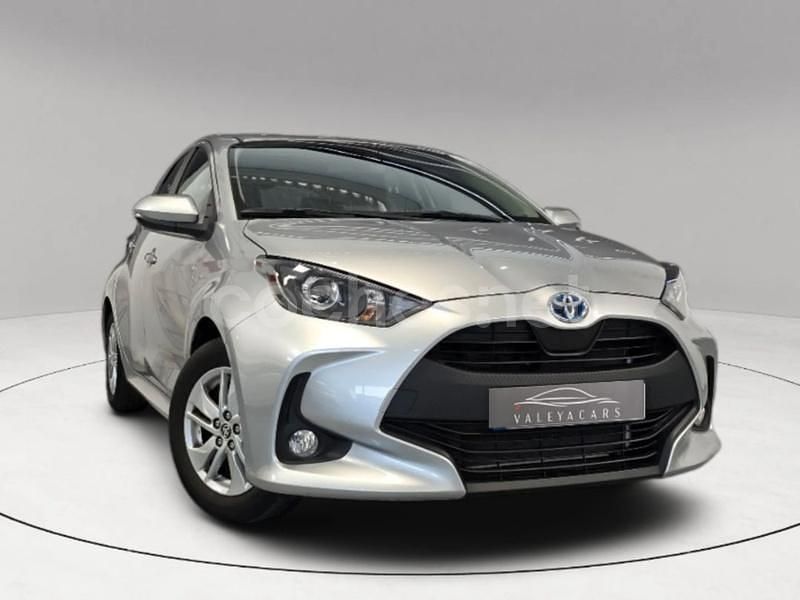 Gris / plata Usado 2023 Toyota Yaris Berlina | 16.950 € (Precio justo) - Imagen 1/4