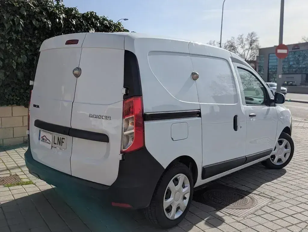 Usado Dacia Dokker Essentiel 107 CV (78 kW) 2021 Blanco Monovolumen
