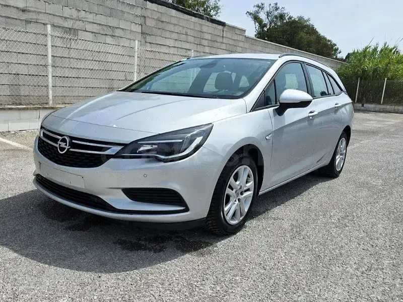 Usado Opel Astra Dynamic 110 CV (80 kW) 2016 Gris / plata Familiar