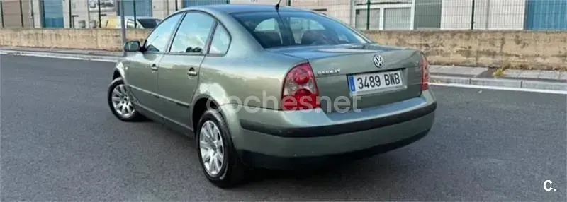Usado VW Passat Conceptline 100 CV (73 kW) 2002 Gris / plata Berlina