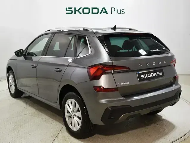 Usado Skoda Kamiq Selection 115 CV (84 kW) 2025 Gris SUV