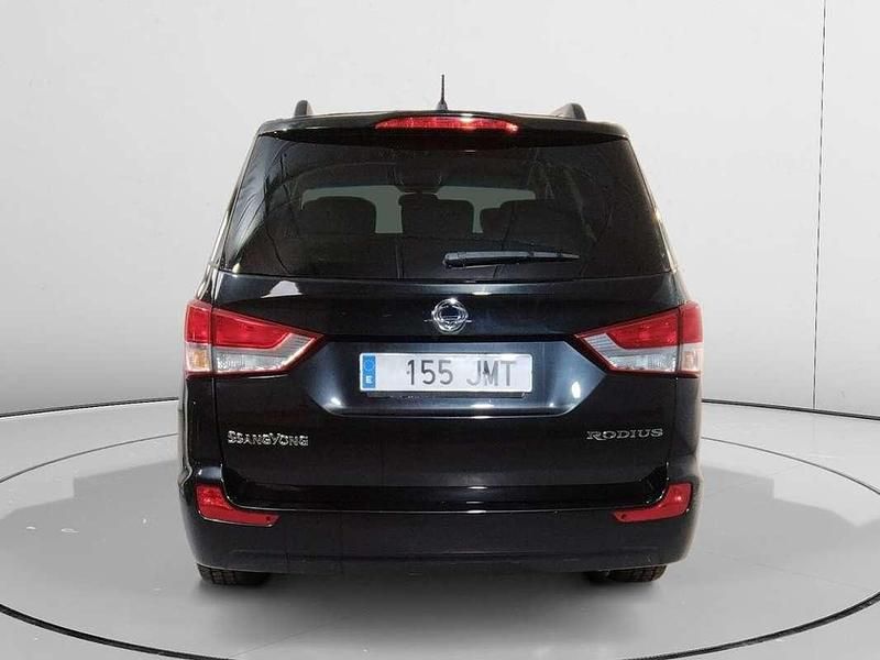 Usado SsangYong Rodius 155 CV (114 kW) 2016 Negro Monovolumen