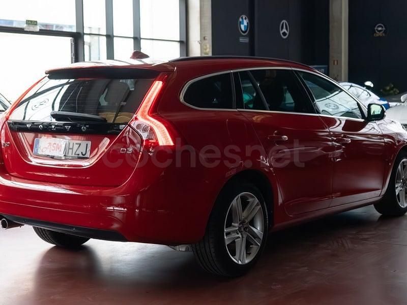 Usado Volvo V60 Kinetic 136 CV (100 kW) 2014 Rojo Familiar
