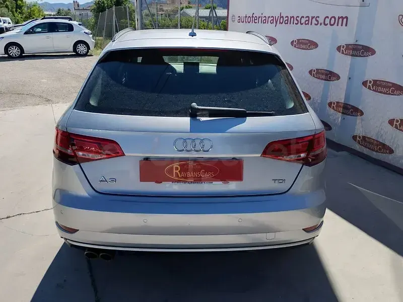 Usado Audi A3 150 CV (110 kW) 2019 Gris / plata Berlina
