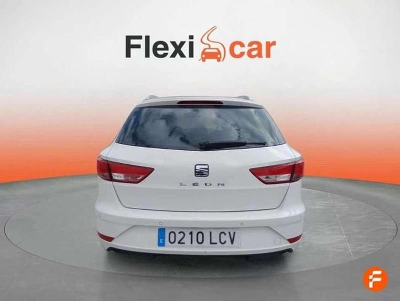 Usado Seat Leon ST Style 131 CV (96 kW) 2019 Blanco Familiar
