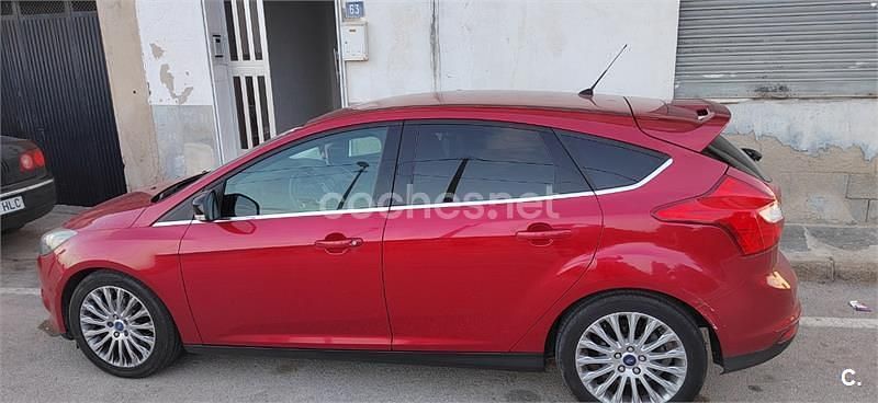 Usado Ford Focus Trend 125 CV (91 kW) 2012 Granate Berlina