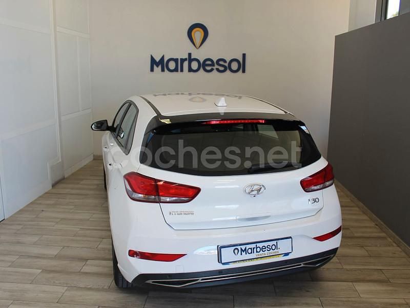 Usado Hyundai i30 110 HP (80 kW) 2021 Branco Sedan