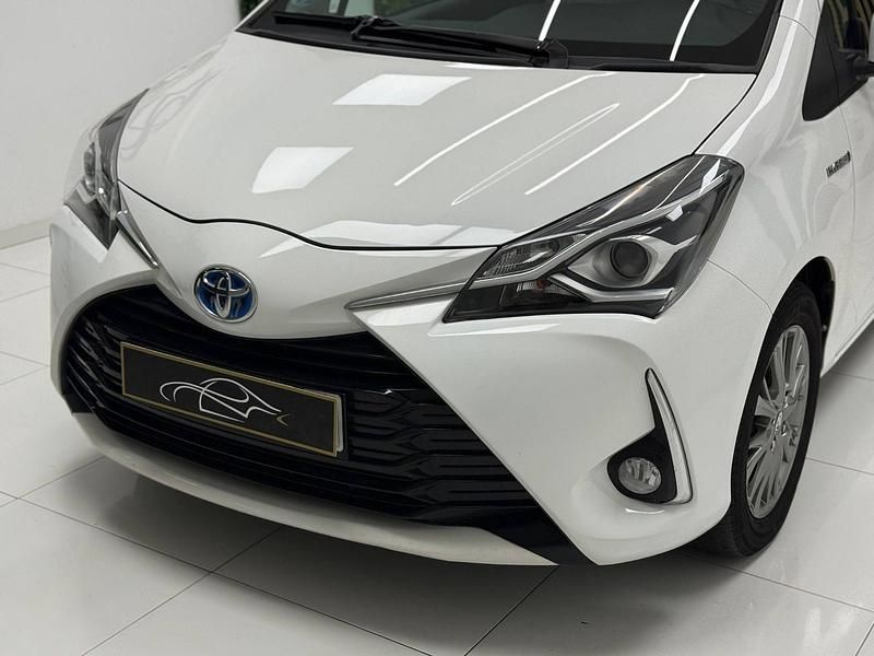 Usado Toyota Yaris Hybrid Active 100 CV (73 kW) 2019 Blanco