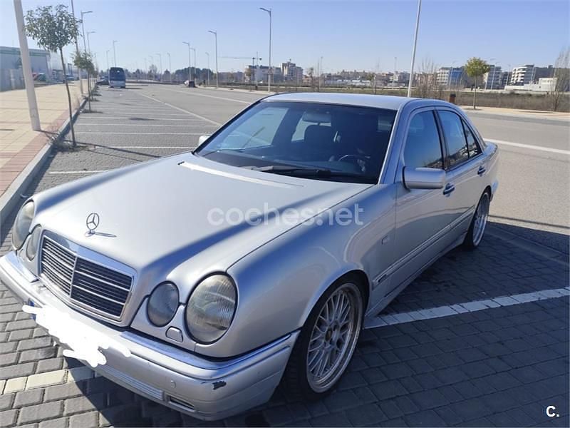 Usado Mercedes E320 Avantgarde 220 CV (161 kW) 1998 Gris / plata Berlina