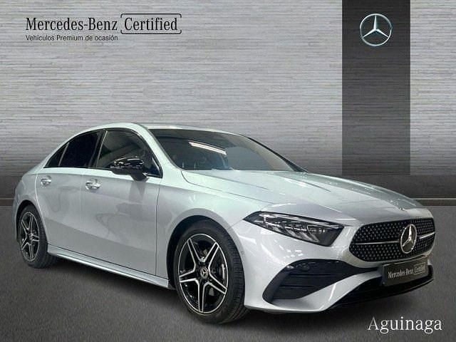 Usado Mercedes A180 AMG line 136 CV (100 kW) 2025 Plata hightech