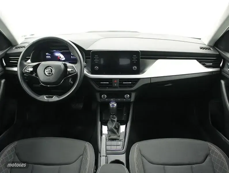 Usado Skoda Kamiq Ambition 110 CV (80 kW) 2021 Blanco SUV