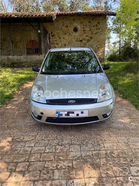 Gris / plata Usado 2004 Ford Fiesta Ambiente Utilitario | 2850 € (Precio justo) - Imagen 1/4
