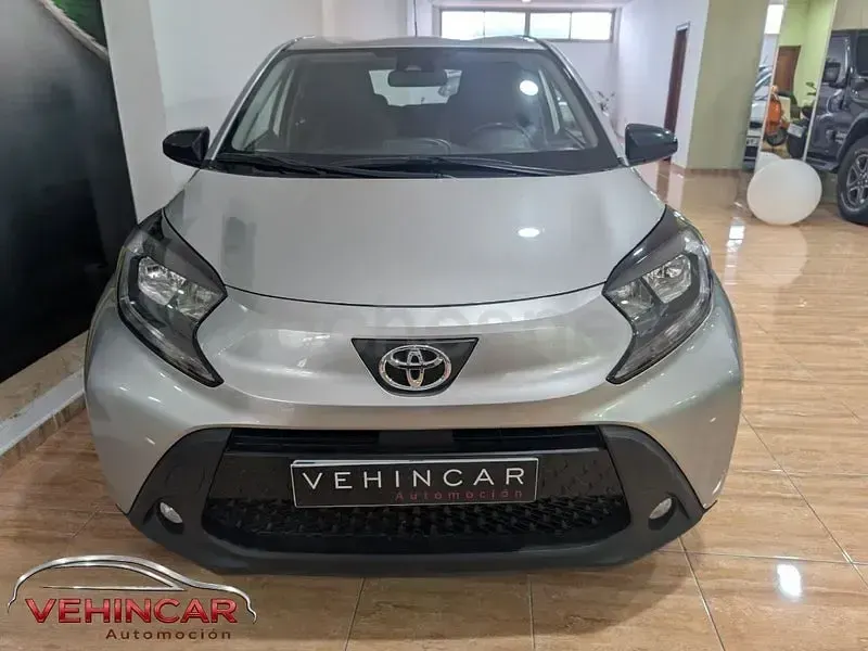 Usado Toyota Aygo X 72 CV (52 kW) 2023 Gris / plata SUV
