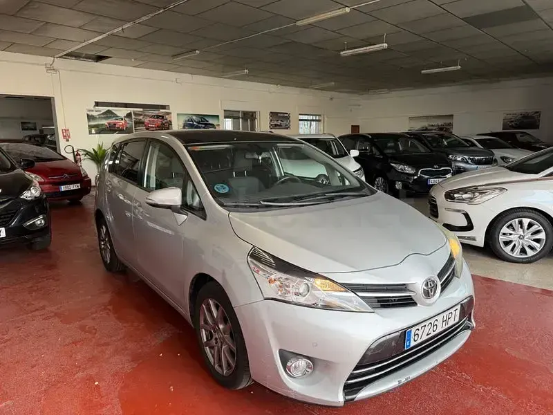 Usado Toyota Verso Advance 147 CV (108 kW) 2014 Gris / plata Monovolumen
