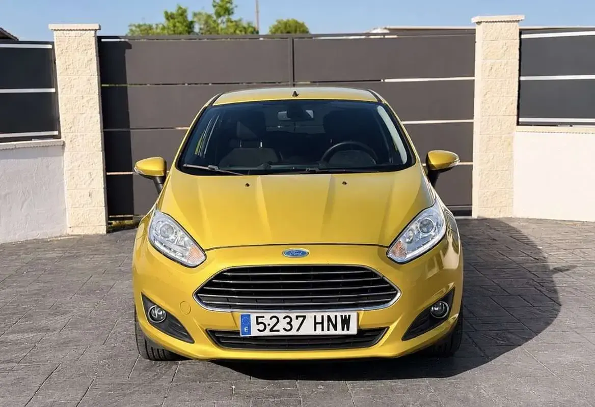 Usado Ford Fiesta Titanium 95 CV (69 kW) 2013 Amarillo Utilitario
