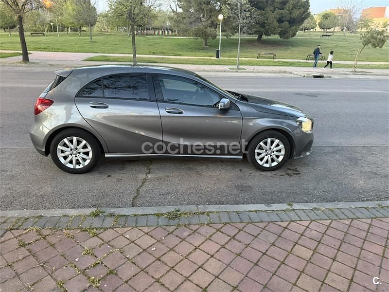 Usado Mercedes A180 Style 109 CV (80 kW) 2016 Gris / plata Berlina