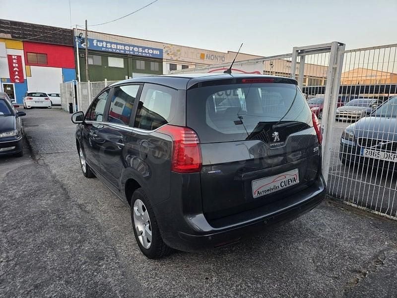 Usado Peugeot 5008 Active 120 CV (88 kW) 2016 Gris / plata Monovolumen