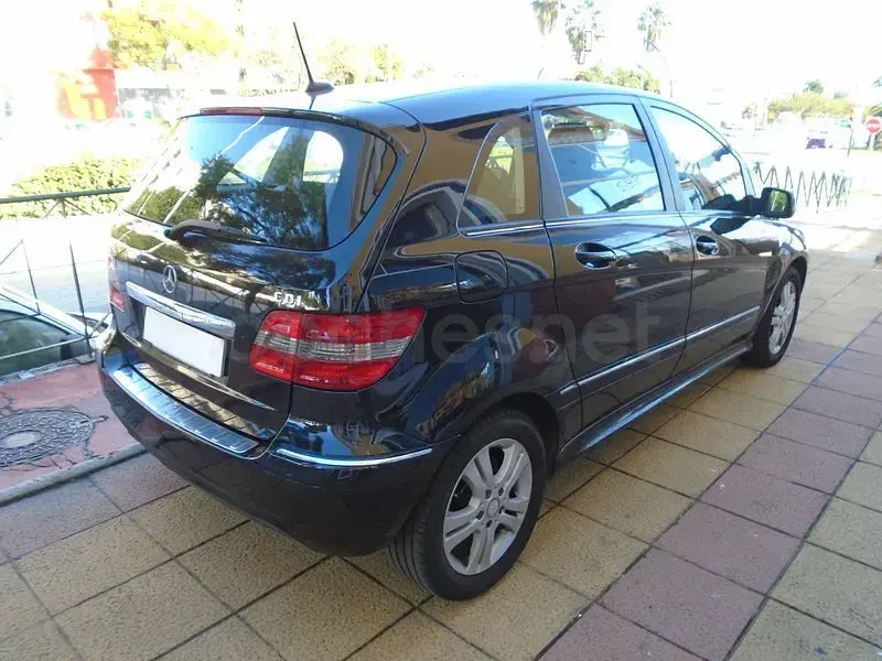 Usado Mercedes B180 109 CV (80 kW) 2011 Negro Utilitario