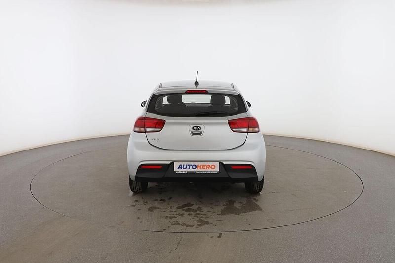 Usado Kia Rio 84 CV (61 kW) 2021 Gris Utilitario