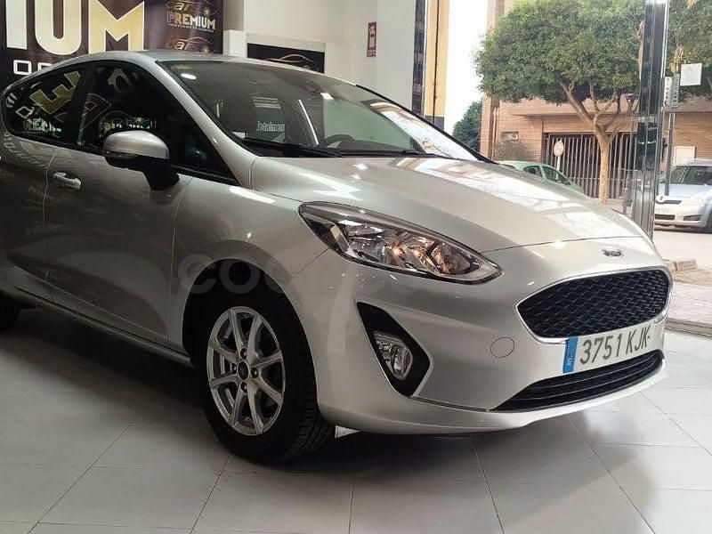 Usado Ford Fiesta Trend 85 CV (62 kW) 2017 Gris / plata Berlina