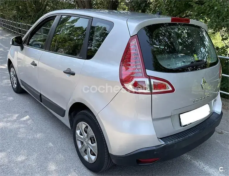 Usado Renault Scénic III Dynamique 110 CV (80 kW) 2011 Gris / plata Monovolumen