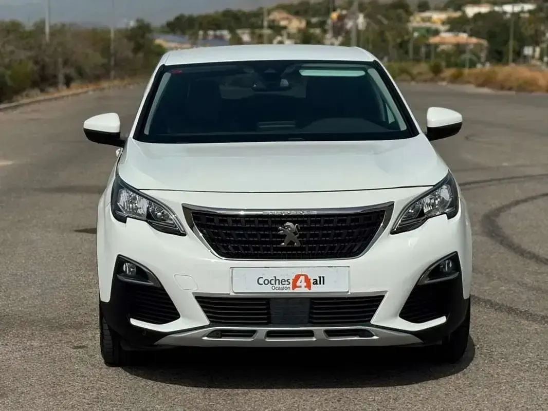 Usado Peugeot 3008 Allure 120 CV (88 kW) 2017 Blanco SUV