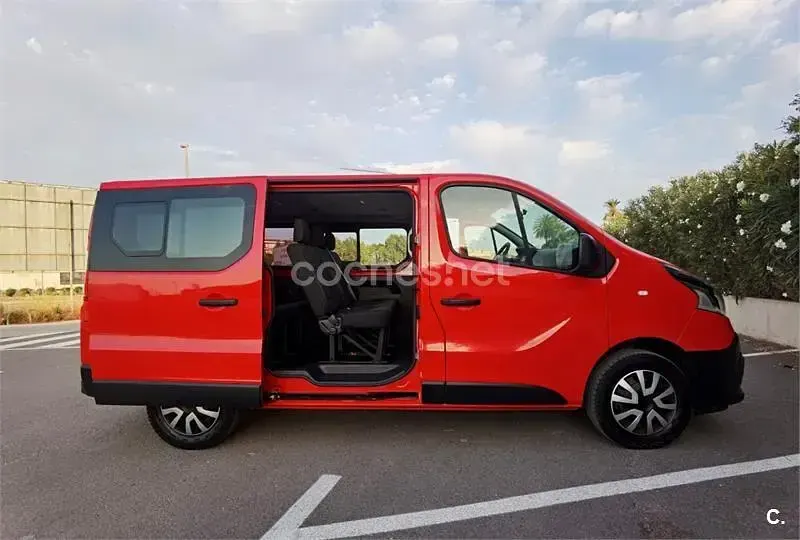 Usado Renault Trafic LIMITED 120 CV (88 kW) 2019 Rojo Monovolumen