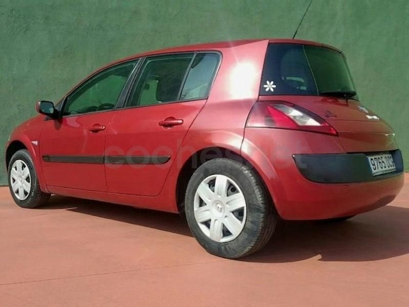 Usado Renault Mégane GrandTour Authentique 80 CV (58 kW) 2004 Granate Familiar