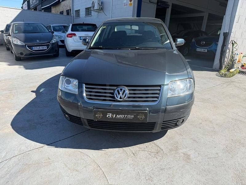 Usado VW Passat Comfortline 130 CV (95 kW) 2003 Gris / plata Berlina