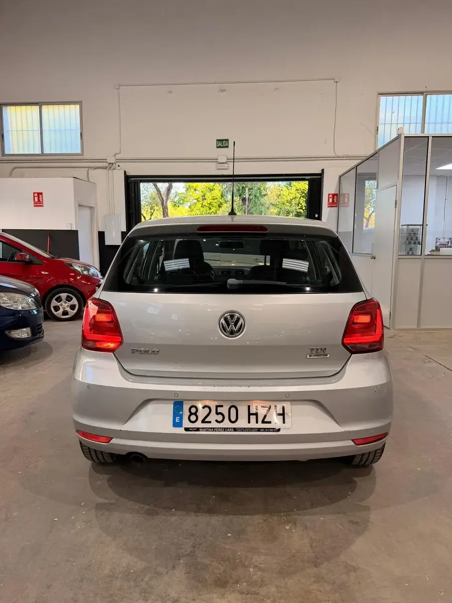 Usado VW Polo Advance 75 CV (55 kW) 2014 Gris Berlina