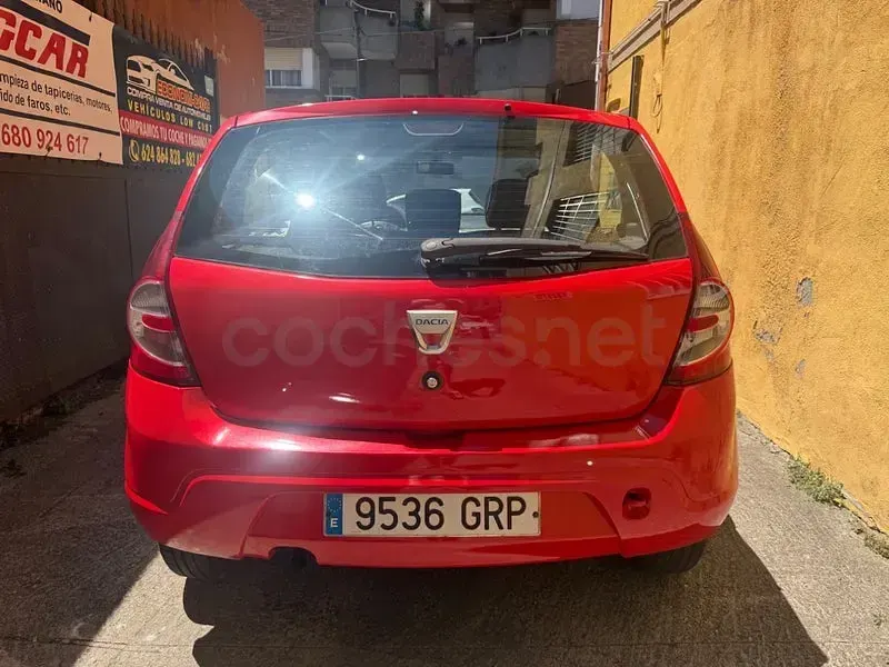 Usado Dacia Sandero Ambiance 75 CV (55 kW) 2008 Rojo Utilitario