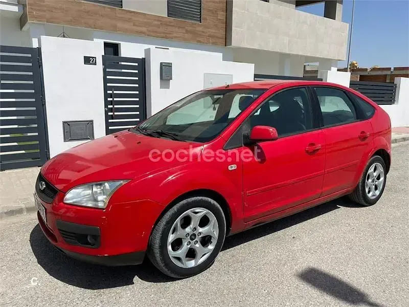 Usado Ford Focus Trend 109 CV (80 kW) 2007 Rojo Berlina